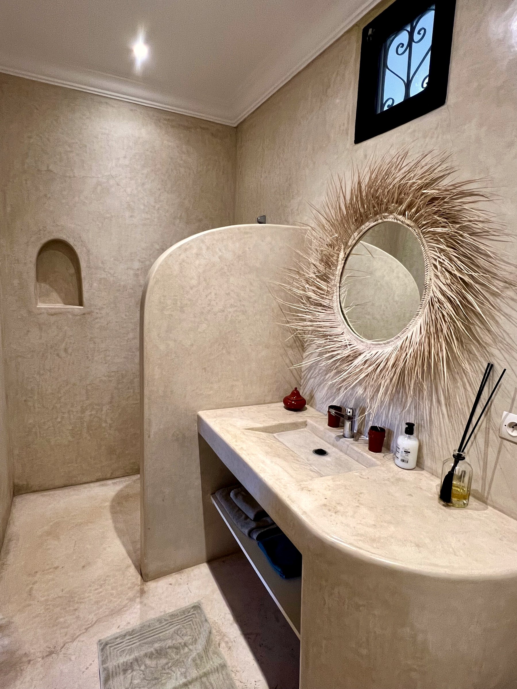 Villa Coco, bathroom with round mirror