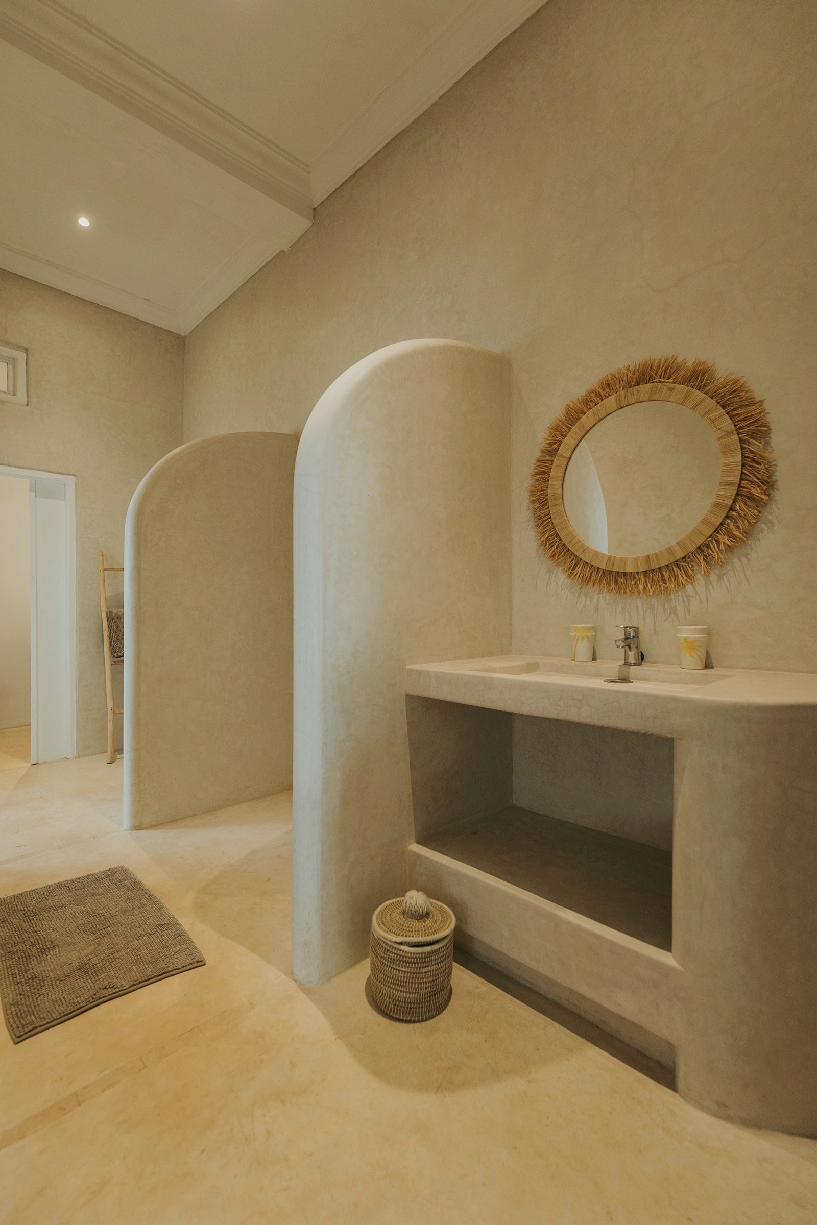 Villa Zaza, bathroom with round mirror